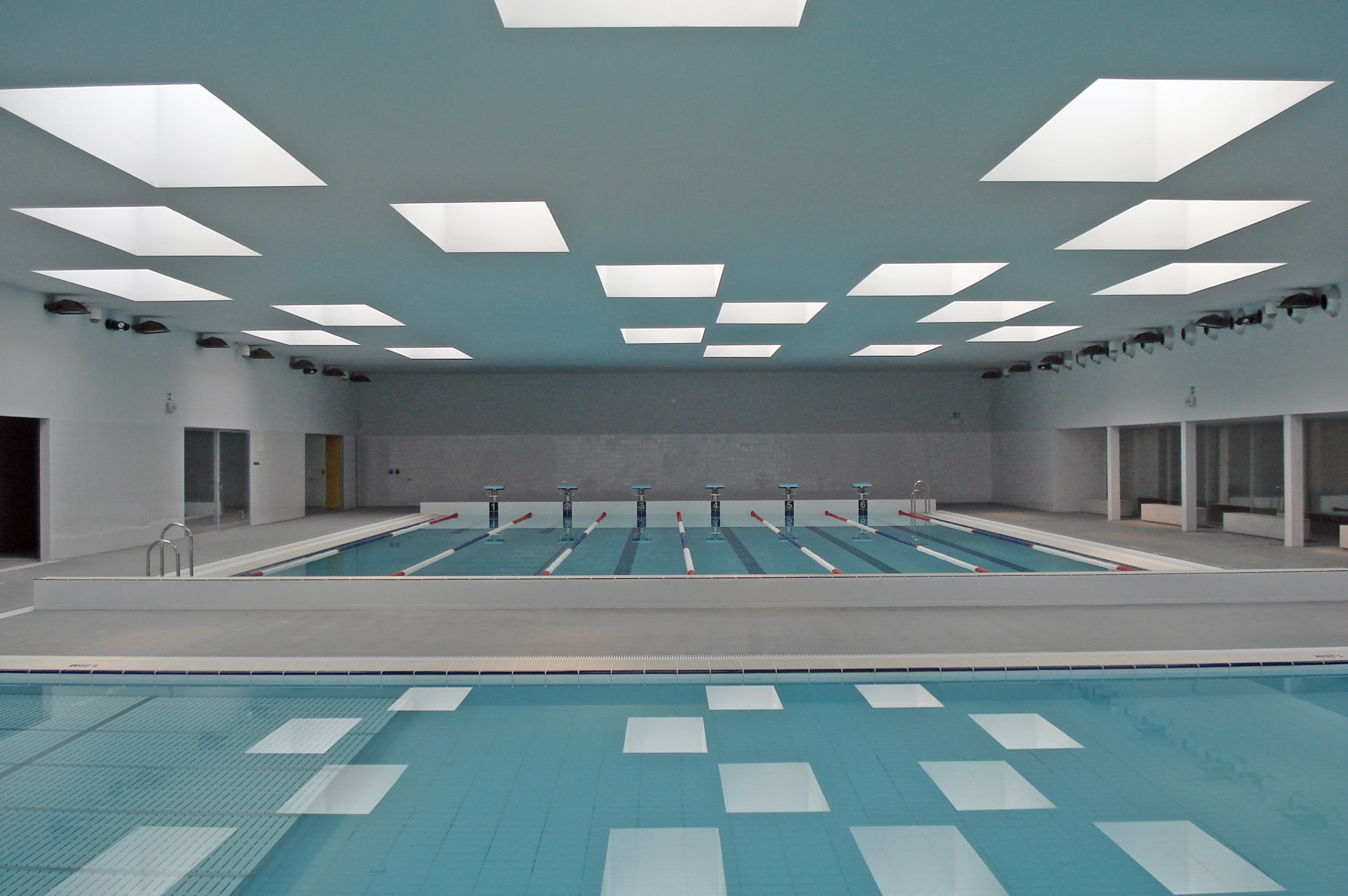 Municipal swimming pools and public sports facility designed by architect Telmo Castro with the collaboration of Luis Portas